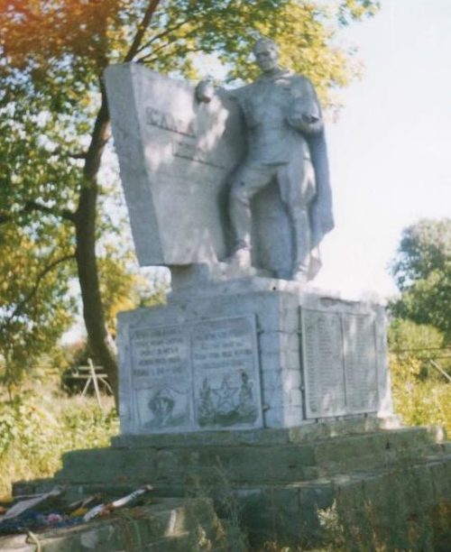 с. Вышне-Ольховатское Щигровского р-на. Памятник, установленный на братской могиле, в которой похоронено 22 советских воина.