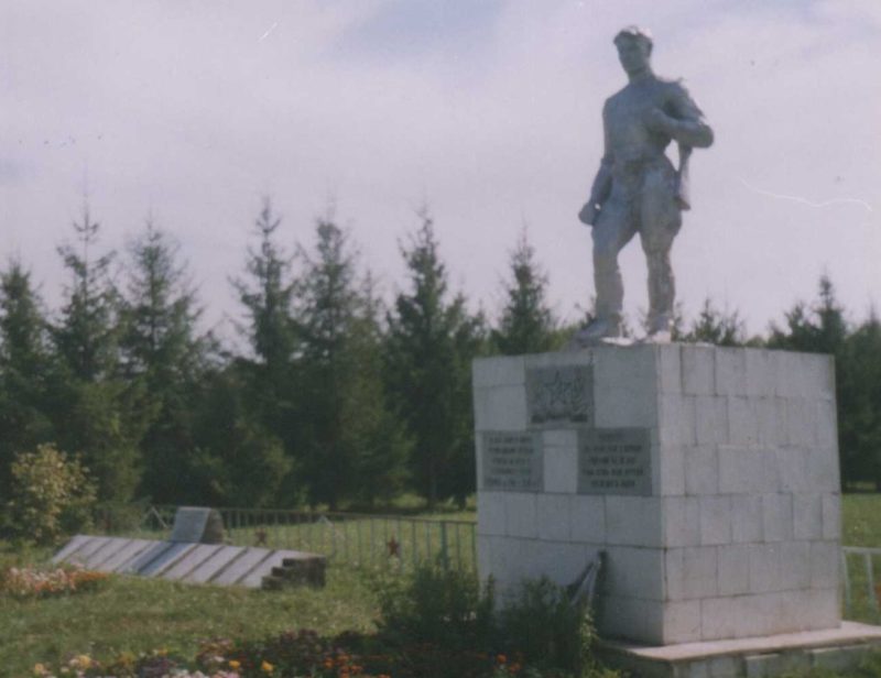 д. Касиновка Щигровского р-на. Памятник, установленный на братской могиле, в которой похоронено 22 советских воина 3-го кавкорпуса.