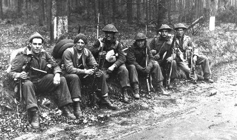 Разведгруппа на привале. Нидерланды, 15 апреля. 1945 г. 