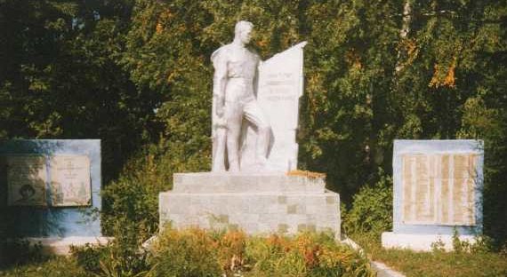 с. Косоржа Щигровского р-на. Памятник, установленный на братской могиле, в которой похоронено 40 советских воинов.