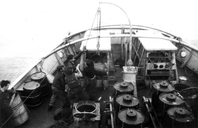 Матросы канадского корвета «Куиснэл» поднимают глубинную бомбу. 1943 г.