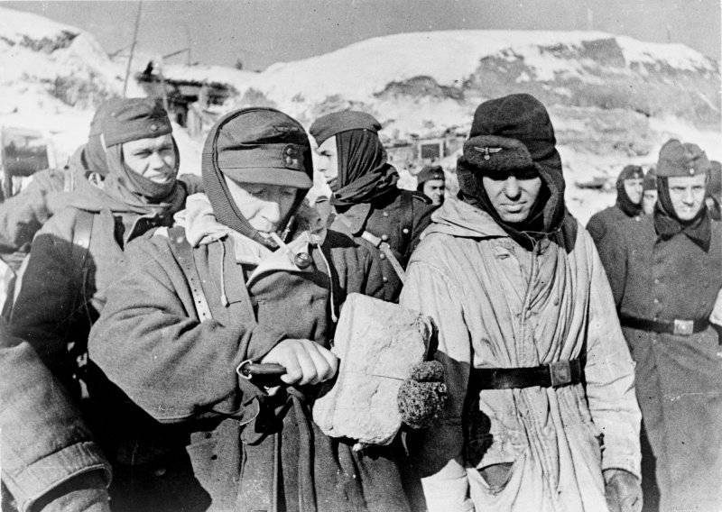 Немецкие пленные, захваченные под Сталинградом, делят хлеб. Февраль 1943 г.
