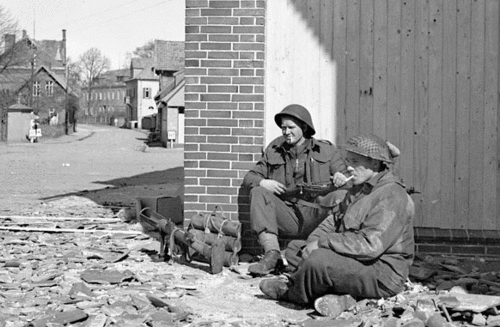 Канадские гранатометчики в Меппене. Германия, апрель 1945 г. 