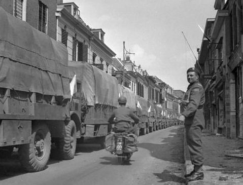 Конвой грузовиков с продовольствием союзников. Нидерланды, 3 мая 1945 г. 