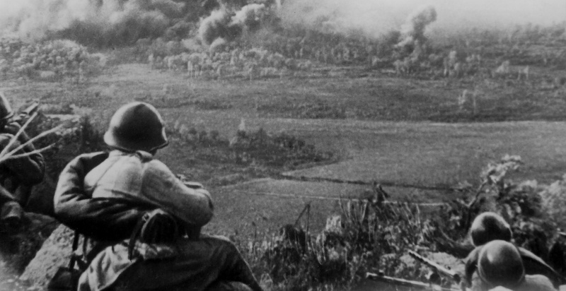 Советские солдаты наблюдают за обстрелом японских позиций в Северном Китае. Август 1945 г. 