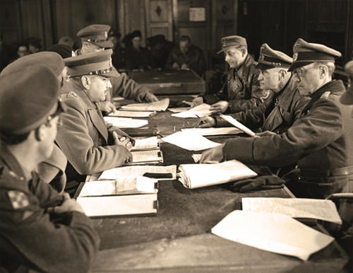 Генерал-лейтенант Чарльз Фоулкс принимает капитуляцию немецких войск в Нидерландах. 5 мая 1945 г.