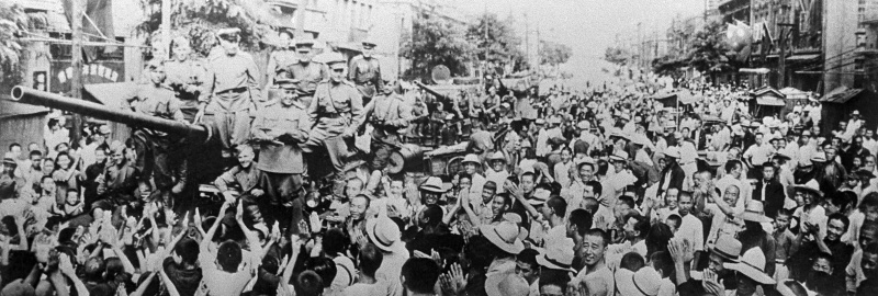 Жители города Далянь встречает советских танкистов. Август 1945 г. 