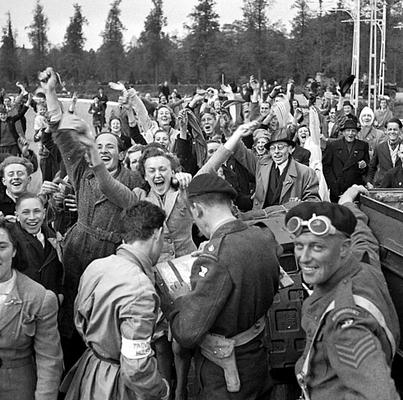 Голландцы встречают разведчасти 1-й канадской армии, которые входят в город Утрехт. Нидерланды, 7 мая 1945 г.