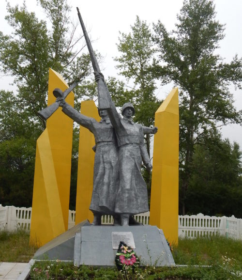 п. Плодовый Щигровского р-на. Памятник, установленный на братской могиле советских воинов 3-го кавкорпуса.