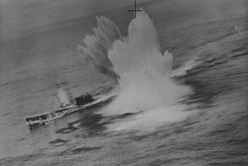 Бомбардировщик «Сазерленд» 422-й канадской эскадрильи атакует немецкую подлодку U-625 в северной Атлантике. 10 марта 1944 г. 