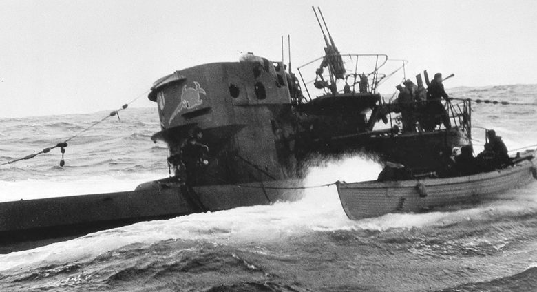 Канадские моряки высаживаются на борт немецкой подводной лодки U-744 в Северной Атлантике. 16 марта 1944 г. 