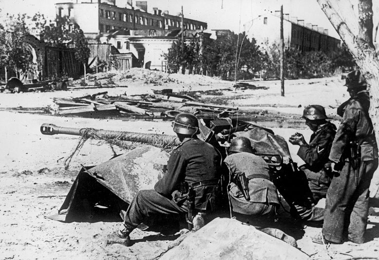 Расчет немецкого 50-мм противотанкового орудия в городе. Октябрь 1942 г.