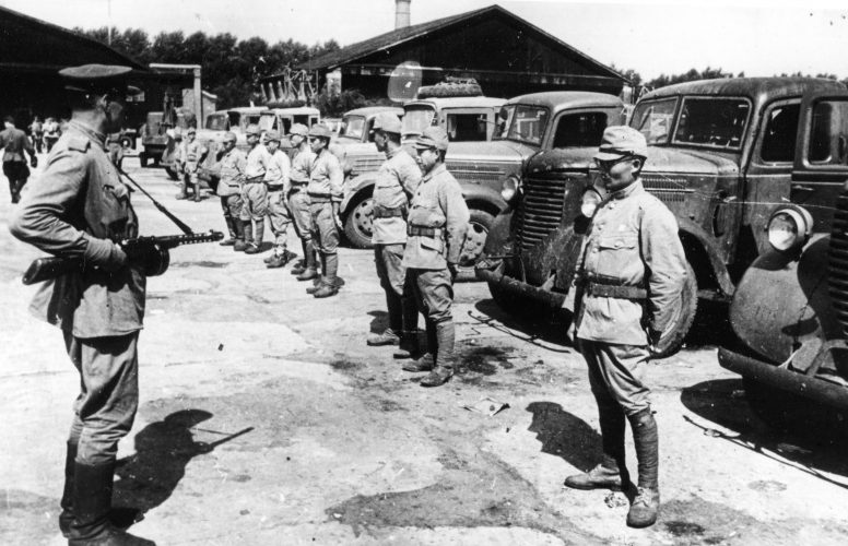 Взятие под охрану японских складов в окрестностях города Фусинь. Август 1945 г. 