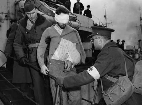 Раненый член экипажа немецкой подводной лодки U-845 в плену у канадцев. 27 марта 1944 г.