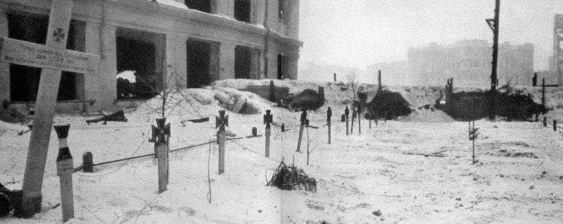 Могилы немецких солдат в разрушенном Сталинграде. Февраль 1943 г.