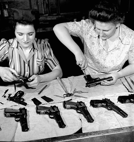 Сборка пистолетов на оружейном заводе в Торонто. Апрель 1944 г. 