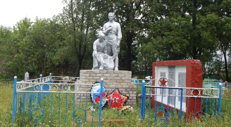 д. Семеновка Щигровского р-на. Памятник, установленный в 1958 году на братской могиле, в которой похоронено 113 мирных жителей и партизан, казненных оккупантами.