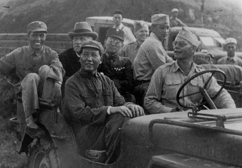 Лидер китайских коммунистов Мао Цзэдун и посол США в Китае Патрик Херли на встрече в Яньане. Август 1945 г. 