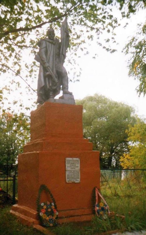 д. Теребуж Щигровского р-на. Памятник, установленный на братской могиле, в которой похоронено 116 советских воинов, в т.ч. 108 неизвестных.