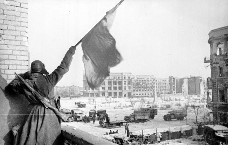 Флаг над освобожденным городом. Февраль 1943 г. 