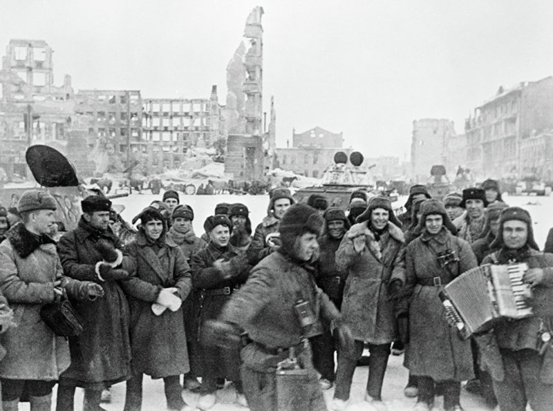Красноармейцы в освобожденном городе. Февраль 1943 г.