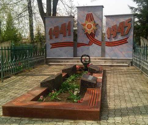 г. Щигры. Памятник, установленный в 1962 году на братской могиле, в которой похоронено 89 советских воинов, в т.ч. 53 неизвестных.