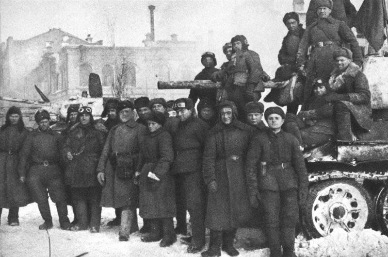 Советские танкисты у танков Т-34 после завершения боев в Сталинграде. Февраль 1943 г.