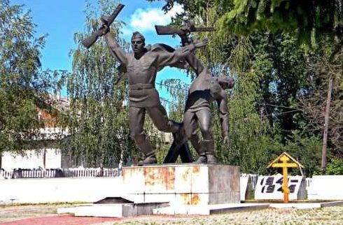 г. Щигры. Памятник, установленный в 1962 году на братской могиле, в которой похоронено 64 советских воинов, в т.ч. 20 неизвестных.
