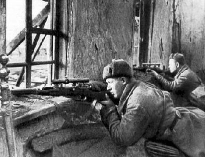 Советские снайперы на позициях. Октябрь 1942 г.