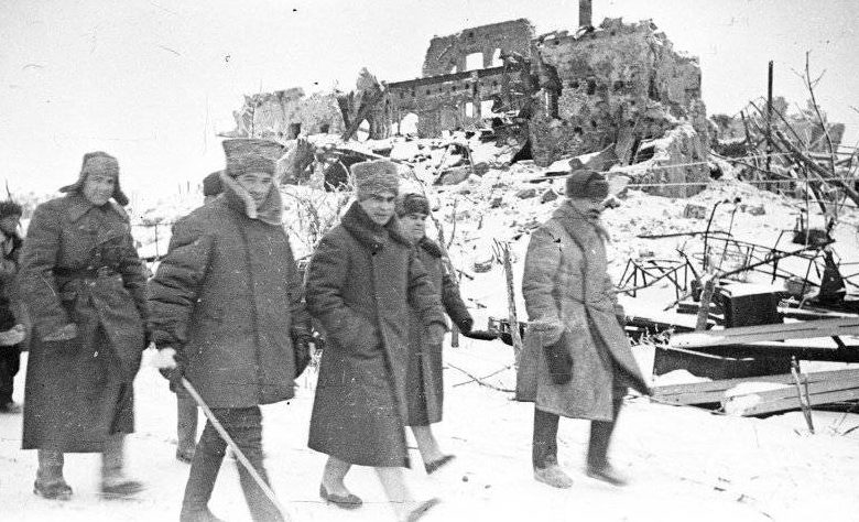 Командующий 62-й армией генерал-лейтенант Чуйков и член военного совета генерал-лейтенант Гуров в районе Сталинграда. Февраль 1943 г.