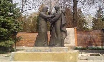 г. Щигры. Памятник на улице Красной, установленный в честь погибших воинов-заводчан.