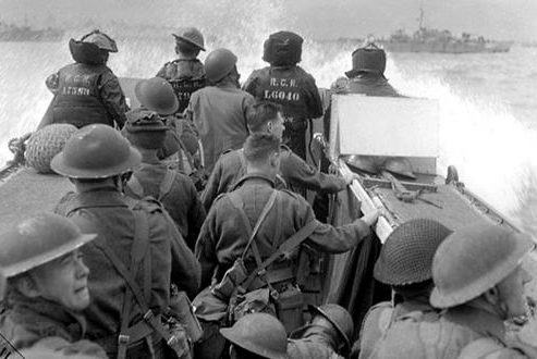 Канадские солдаты в десантном корабле LCA в Нормандии. 6 июня 1944 г.