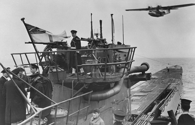 Канадцы поднимают флаг канадских ВМС над рубкой немецкой подлодки U-889. 10 мая 1945 г. 