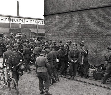 Немецкие солдаты разоружаются войсками 1-го канадского корпуса. Нидерланды, 11 мая 1945 г.