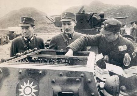 Чан Кайши осматривает танкетку. 1938 г.