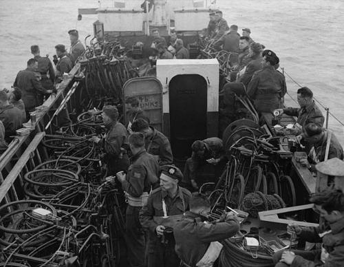 Канадские солдаты в десантном корабле LCA в Нормандии. 6 июня 1944 г.