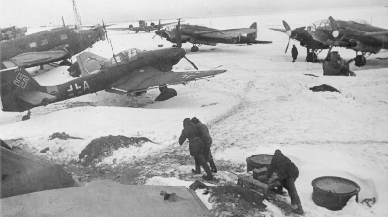 Аэродром под Сталинградом с немецкой авиатехникой. Февраль 1943 г.