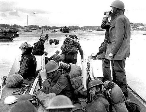 Канадские солдаты на пляже Юнона в Нормандии. 6 июня 1944 г.