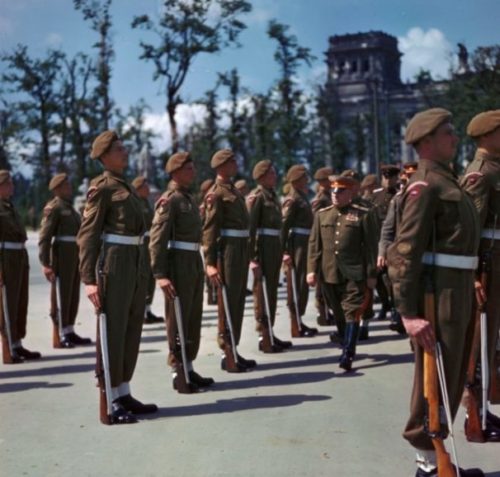 Маршал Советского Союза Жуков обходит строй почетного караула канадских солдат на площади перед Рейхстагом в Берлине. 12 июля 1945 г.