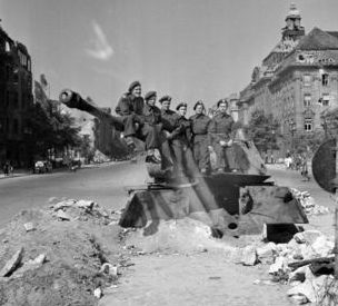 Канадские солдаты на закопанном немецком танке. Берлин. 14 июля 1945 г. 