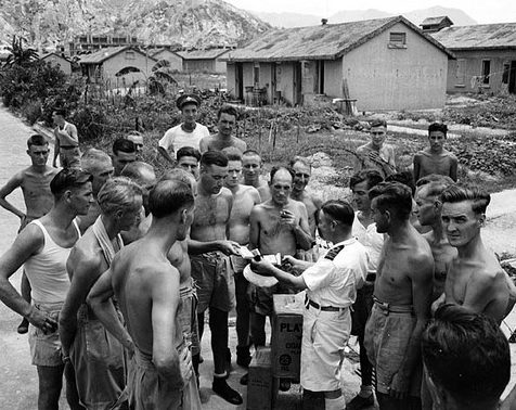 Освобожденные канадские военнопленные в японском лагере Шамшуйпо, Гонконг. Август 1945 г.