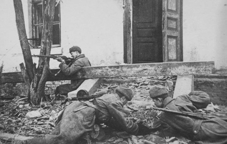 Советские саперы минируют входы в здание. Ноябрь 1942 г.
