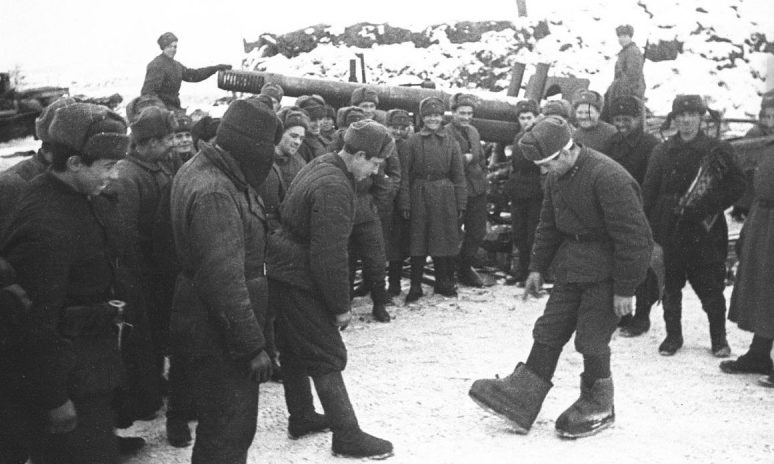 Советский солдат демонстрирует немецкие караульные боты, изготовлены из толстого слоя войлока на деревянной подошве. Февраль 1943 г.