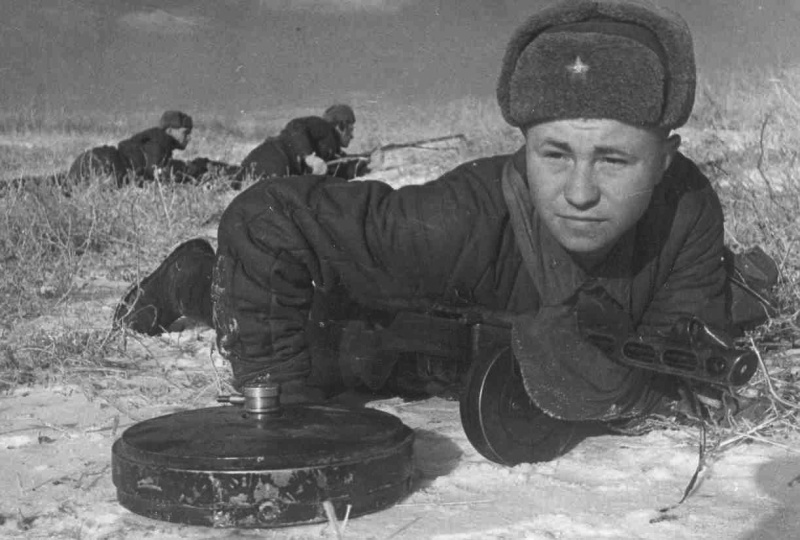 Советские саперы расчищают передний край обороны от вражеских мин. Ноябрь 1942 г.
