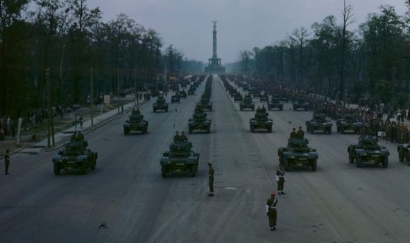 Канадские бронеавтомобили «Даймлер» на параде Победы союзников в Берлине. 7 сентября 1945 г. 