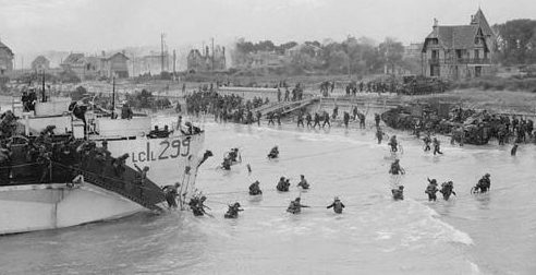 Канадские войска высаживаются на пляже «Нан Уайт» в Берньер-сюр-Мер. 6 июня 1944 г. 