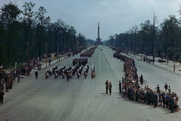 Колонна канадских солдат на параде Победы союзников в Берлине. 7 сентября 1945 г. 