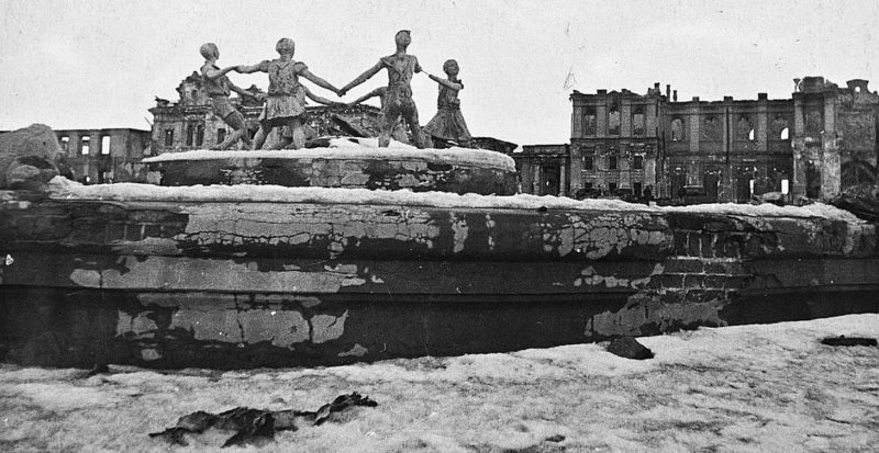 Фонтан «Детский хоровод» на вокзальной площади после окончания Сталинградской битвы. Март 1943 г.