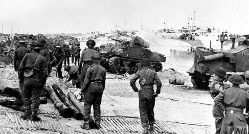Танки Шерман из 27-го канадского танкового полка выходят на берег на пляже Нэн Уайт. Франция, 6 июня 1944 г.