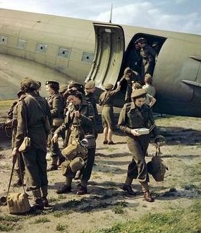 Члены Канадского женского армейского корпуса (CWAC) у транспортного самолета Douglas C-47 на аэродроме в Нидерландах. 1945 г.